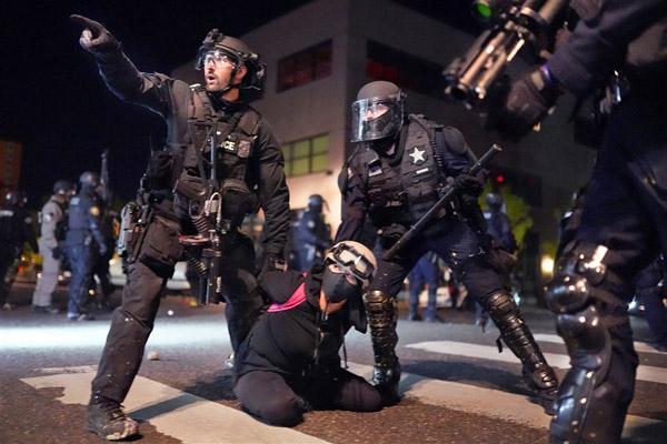 دور جهان در قاب تصاویر؛ خشونت پلیس آمریکا برای دستگیری معترضان