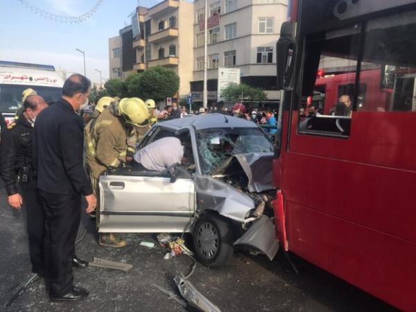 تصادف شدید خودروی پراید با اتوبوس در خط ویژه خیابان آزادی