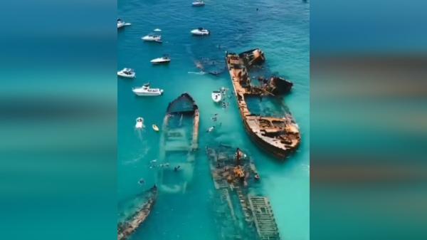 کشتی های غرق شده در ساحل جزیره مورتون